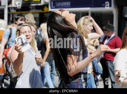 Brighton UK 16. Mai 2015 - Mitglieder von Alana ihre Show auf der Fringe Stadt Aufführungen die Brighton Fringe Festival 2015 im warmen Sonnenschein gehören zu fördern Stockfoto