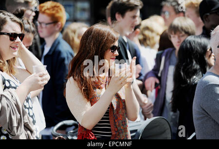 Brighton, UK. 16. Mai 2015. Menschenmassen genießen die Fringe Stadt Aufführungen die Brighton Fringe Festival 2015 im warmen Sonnenschein Credit gehören: Simon Dack/Alamy Live News Stockfoto