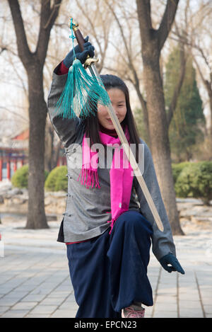 Frau Tai Chi im Park in Peking zu tun Stockfoto