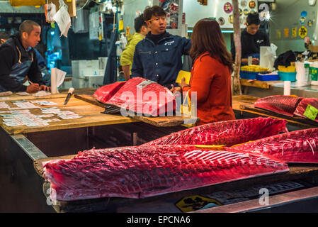 TOKYO, JAPAN - 1. Dezember 2014: Thunfisch-Verkäufer am Tsukiji, die größten Fische und Meeresfrüchte-Markt in der Welt. Stockfoto