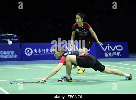 (150516)--DONGGUAN, 16. Mai 2015 (Xinhua)--Südkoreas Chang Ye Na (vorne) / Jung Kyung Eun spielen gegen Japans Misaki Matsutomo/Ayaka Takahashi, während das Halbfinale bei Sudirman Cup BWF Mixed Team WM 2015 in Dongguan, Guangdong Provinz Süd-China, 16. Mai 2015. (Xinhua/Liu Dawei) Stockfoto