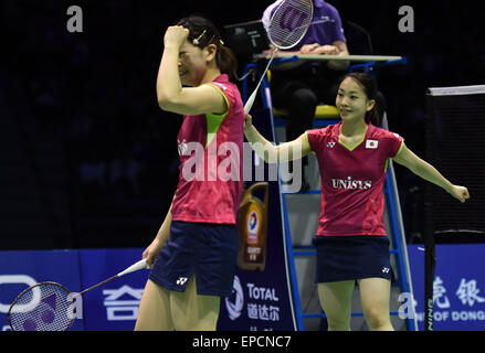 (150516)--DONGGUAN, 16. Mai 2015 (Xinhua)--Japans Misaki Matsutomo (R) / Ayaka Takahashi feiert nach dem Sieg über Südkorea Chang Ye Na/Jung Kyung Eun während das Halbfinale bei Sudirman Cup BWF Mixed Team WM 2015 in Dongguan, Guangdong Provinz Süd-China, 16. Mai 2015. (Xinhua/Liu Dawei) Stockfoto