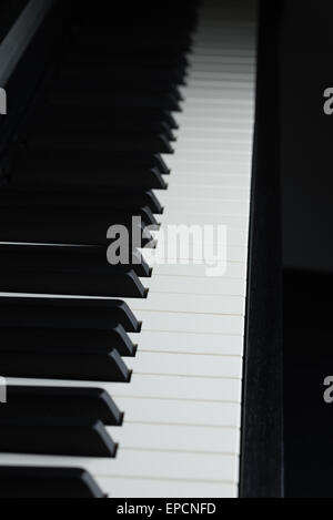 Ein dramatisch dunkles Bild von einem Klavier-Tastatur. Stockfoto