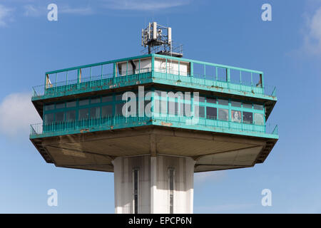 Der Pennine Turm, Teil der Lancaster Services bei Forton, eröffnet 1965, entworfen von den Architekten T.P. Bennett und Sohn. Stockfoto