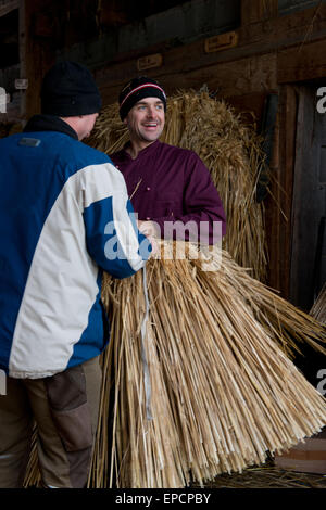 Vorbereitung der Schabkostüme Für Das Mitterndorfer Nikolospiel, Krungl, Steiermark, Salzkammergut Stockfoto