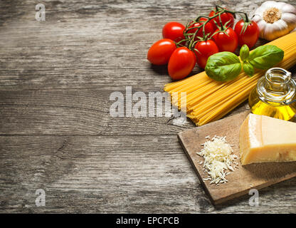 Spaghetti und Tomaten mit Parmesan-Käse auf einem Vintage Holztisch Stockfoto