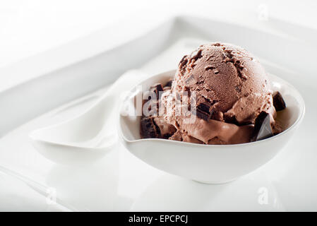Schokoladeneis auf weißem Hintergrund Stockfoto