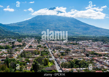 Luftaufnahme von Antigua Guatemala mit Volcan de Agua in der Ferne. Stockfoto