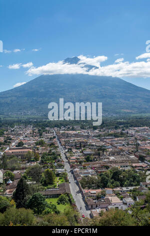 Luftaufnahme von Antigua Guatemala mit Volcan de Agua in der Ferne. Stockfoto