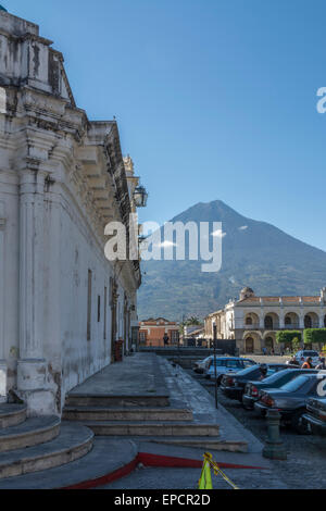 Ansicht von Volcan de Agua vom Central Park in Antigua Guatemala Stockfoto