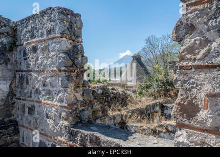 Ruinas de San Jeronimo oder Ruinen der Kirche San Jeronimo und der Schule in Antigua Guatemala Stockfoto