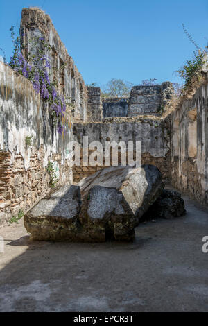 Ruinas de San Jeronimo oder Ruinen der Kirche San Jeronimo und der Schule in Antigua Guatemala Stockfoto