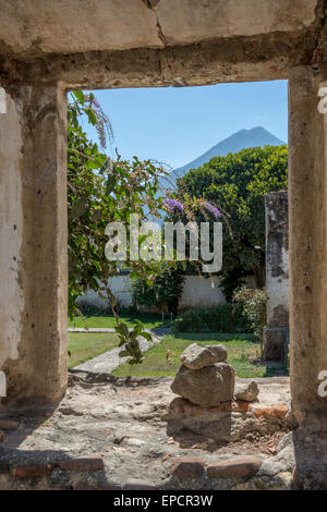 Ruinas de San Jeronimo oder Ruinen der Kirche San Jeronimo und der Schule in Antigua Guatemala Stockfoto