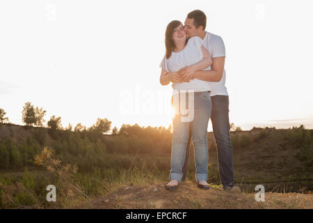 Junges Paar hat eine romantische Zeit in der Natur Stockfoto