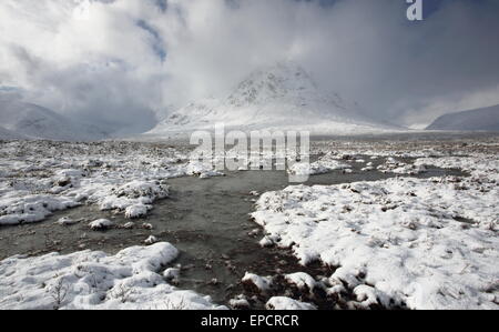 Schneeschauer über Buachaille Etive Mor im Winter. Stockfoto