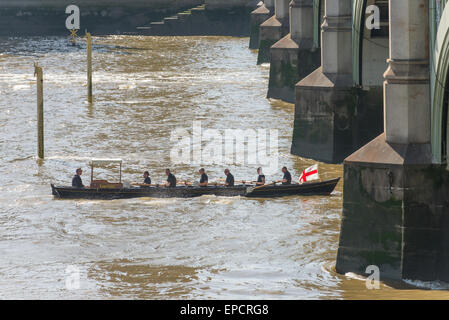 Westminster, London, UK. 16. Mai 2015. Jedes Jahr ihrer Majestät königlichen Watermen Runden hintereinander Marathon von Hampton Court Palace, den Tower of London, einer Entfernung von 25 Meilen. Bildnachweis: Matthew Chattle/Alamy Live-Nachrichten Stockfoto