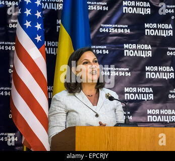 Kiew, Ukraine. 16. Mai 2015. U.S. Assistant Secretary Of State für europäischen und eurasischen Angelegenheiten Victoria Nuland spricht für Medienvertreter während ihres Besuchs in das Institut für die Ausbildung von Polizeieinheiten, öffentlichen Sicherheitsfachkräfte, psychologische Betreuung und der Nationalgarde der Ukraine, in Kiew, Ukraine, 16. Mai 2015. 16. Mai 2015. Während ihres Besuchs in der Ukraine traf Nuland mit ukrainische Ministerpräsidentin Arseniy Yatsenyuk zu diskutieren, die "Überwindung der russischen Aggression" enthalten die ukrainische Regierung sagte. © Igor Golovniov/ZUMA Draht/Alamy Live-Nachrichten Stockfoto