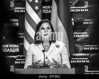 Kiew, Ukraine. 16. Mai 2015. U.S. Assistant Secretary Of State für europäischen und eurasischen Angelegenheiten Victoria Nuland spricht für Medienvertreter während ihres Besuchs in das Institut für die Ausbildung von Polizeieinheiten, öffentlichen Sicherheitsfachkräfte, psychologische Betreuung und der Nationalgarde der Ukraine, in Kiew, Ukraine, 16. Mai 2015. 16. Mai 2015. Während ihres Besuchs in der Ukraine traf Nuland mit ukrainische Ministerpräsidentin Arseniy Yatsenyuk zu diskutieren, die "Überwindung der russischen Aggression" enthalten die ukrainische Regierung sagte. © Igor Golovniov/ZUMA Draht/Alamy Live-Nachrichten Stockfoto