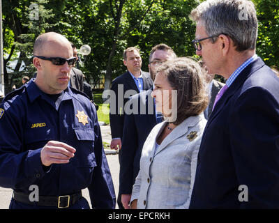 Kiew, Ukraine. 16. Mai 2015. U.S. Assistant Secretary Of State für europäischen und eurasischen Angelegenheiten Victoria Nuland spricht für Medienvertreter während ihres Besuchs in das Institut für die Ausbildung von Polizeieinheiten, öffentlichen Sicherheitsfachkräfte, psychologische Betreuung und der Nationalgarde der Ukraine, in Kiew, Ukraine, 16. Mai 2015. 16. Mai 2015. Während ihres Besuchs in der Ukraine traf Nuland mit ukrainische Ministerpräsidentin Arseniy Yatsenyuk zu diskutieren, die "Überwindung der russischen Aggression" enthalten die ukrainische Regierung sagte. © Igor Golovniov/ZUMA Draht/Alamy Live-Nachrichten Stockfoto