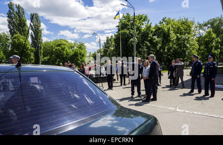 Kiew, Ukraine. 16. Mai 2015. U.S. Assistant Secretary Of State für europäischen und eurasischen Angelegenheiten Victoria Nuland spricht für Medienvertreter während ihres Besuchs in das Institut für die Ausbildung von Polizeieinheiten, öffentlichen Sicherheitsfachkräfte, psychologische Betreuung und der Nationalgarde der Ukraine, in Kiew, Ukraine, 16. Mai 2015. 16. Mai 2015. Während ihres Besuchs in der Ukraine traf Nuland mit ukrainische Ministerpräsidentin Arseniy Yatsenyuk zu diskutieren, die "Überwindung der russischen Aggression" enthalten die ukrainische Regierung sagte. © Igor Golovniov/ZUMA Draht/Alamy Live-Nachrichten Stockfoto