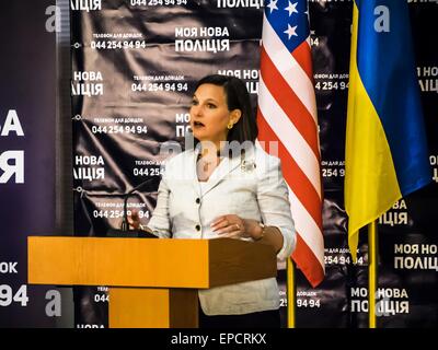 Kiew, Ukraine. 16. Mai 2015. U.S. Assistant Secretary Of State für europäischen und eurasischen Angelegenheiten Victoria Nuland spricht für Medienvertreter während ihres Besuchs in das Institut für die Ausbildung von Polizeieinheiten, öffentlichen Sicherheitsfachkräfte, psychologische Betreuung und der Nationalgarde der Ukraine, in Kiew, Ukraine, 16. Mai 2015. 16. Mai 2015. Während ihres Besuchs in der Ukraine traf Nuland mit ukrainische Ministerpräsidentin Arseniy Yatsenyuk zu diskutieren, die "Überwindung der russischen Aggression" enthalten die ukrainische Regierung sagte. © Igor Golovniov/ZUMA Draht/Alamy Live-Nachrichten Stockfoto