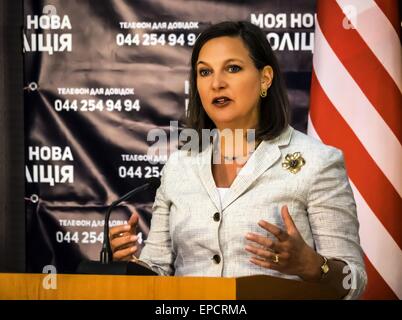 Kiew, Ukraine. 16. Mai 2015. U.S. Assistant Secretary Of State für europäischen und eurasischen Angelegenheiten Victoria Nuland spricht für Medienvertreter während ihres Besuchs in das Institut für die Ausbildung von Polizeieinheiten, öffentlichen Sicherheitsfachkräfte, psychologische Betreuung und der Nationalgarde der Ukraine, in Kiew, Ukraine, 16. Mai 2015. 16. Mai 2015. Während ihres Besuchs in der Ukraine traf Nuland mit ukrainische Ministerpräsidentin Arseniy Yatsenyuk zu diskutieren, die "Überwindung der russischen Aggression" enthalten die ukrainische Regierung sagte. © Igor Golovniov/ZUMA Draht/Alamy Live-Nachrichten Stockfoto