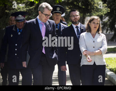 Kiew, Ukraine. 16. Mai 2015. U.S. Assistant Secretary Of State für europäischen und eurasischen Angelegenheiten Victoria Nuland spricht für Medienvertreter während ihres Besuchs in das Institut für die Ausbildung von Polizeieinheiten, öffentlichen Sicherheitsfachkräfte, psychologische Betreuung und der Nationalgarde der Ukraine, in Kiew, Ukraine, 16. Mai 2015. 16. Mai 2015. Während ihres Besuchs in der Ukraine traf Nuland mit ukrainische Ministerpräsidentin Arseniy Yatsenyuk zu diskutieren, die "Überwindung der russischen Aggression" enthalten die ukrainische Regierung sagte. © Igor Golovniov/ZUMA Draht/Alamy Live-Nachrichten Stockfoto