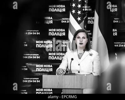 Kiew, Ukraine. 16. Mai 2015. U.S. Assistant Secretary Of State für europäischen und eurasischen Angelegenheiten Victoria Nuland spricht für Medienvertreter während ihres Besuchs in das Institut für die Ausbildung von Polizeieinheiten, öffentlichen Sicherheitsfachkräfte, psychologische Betreuung und der Nationalgarde der Ukraine, in Kiew, Ukraine, 16. Mai 2015. 16. Mai 2015. Während ihres Besuchs in der Ukraine traf Nuland mit ukrainische Ministerpräsidentin Arseniy Yatsenyuk zu diskutieren, die "Überwindung der russischen Aggression" enthalten die ukrainische Regierung sagte. © Igor Golovniov/ZUMA Draht/Alamy Live-Nachrichten Stockfoto