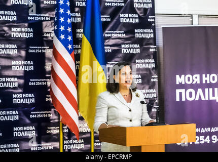 Kiew, Ukraine. 16. Mai 2015. U.S. Assistant Secretary Of State für europäischen und eurasischen Angelegenheiten Victoria Nuland spricht für Medienvertreter während ihres Besuchs in das Institut für die Ausbildung von Polizeieinheiten, öffentlichen Sicherheitsfachkräfte, psychologische Betreuung und der Nationalgarde der Ukraine, in Kiew, Ukraine, 16. Mai 2015. 16. Mai 2015. Während ihres Besuchs in der Ukraine traf Nuland mit ukrainische Ministerpräsidentin Arseniy Yatsenyuk zu diskutieren, die "Überwindung der russischen Aggression" enthalten die ukrainische Regierung sagte. © Igor Golovniov/ZUMA Draht/Alamy Live-Nachrichten Stockfoto