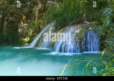 Natürlicher Wasserfall und See im Polylimnio Bereich. Griechenland Stockfoto