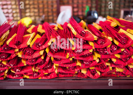 Räucherstäbchen genannt Hio unter indonesische Volk, für das Gebet in chinesischen Tempeln verwendet. Stockfoto