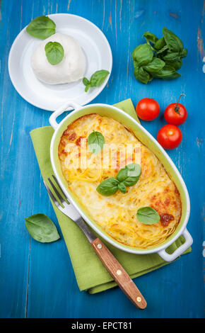 Auflauf mit Nudeln und Mozzarella-Käse mit Kräutern Stockfoto