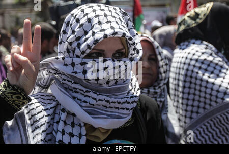 (150516)--GAZA, 16. Mai 2015 (Xinhua)--A Palästinenserin nimmt Teil an einer Demonstration des 67. Jahrestages der "Nakba" in Gaza-Stadt am 16. Mai 2015. Die Nakba, was bedeutet "Tag der Katastrophe", ist der palästinensischen Tag zum Gedenken an die Vertreibung, die den arabisch-israelischen Krieg 1948 folgten. (Xinhua/Wissam Nassar) Stockfoto