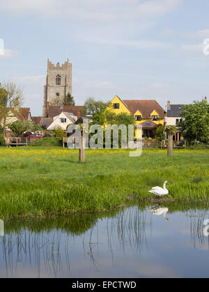 Allerheiligen-Kirche in Sudbury, England, betrachtet von den Auen durch den Fluss Stour. Stockfoto