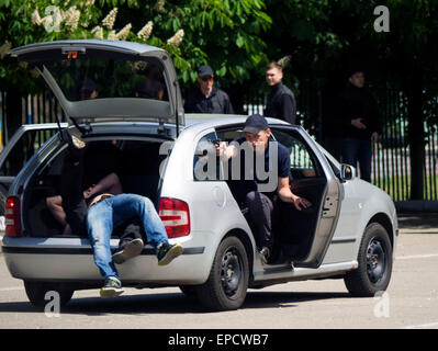 Kiew, Ukraine. 16. Mai 2015. Studenten des Instituts für die Polizei Ausbildung Ukraine auf praktische Übungen. -Ausbildung von künftigen Polizeibeamten, Polizeieinheiten, öffentlichen Sicherheitsfachkräfte, Schulpsychologischer Dienst und der Nationalgarde der Ukraine, unter der Leitung von erfahrenen ukrainischen und amerikanischen Instruktoren. Bildnachweis: Igor Golovnov/Alamy Live-Nachrichten Stockfoto