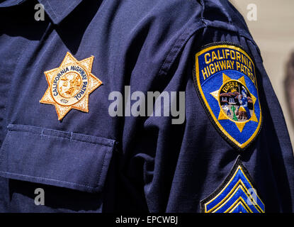 Kiew, Ukraine. 16. Mai 2015. Schulter-patches US Police - California Highway Patrol. -Ausbildung von künftigen Polizeibeamten, Polizeieinheiten, öffentlichen Sicherheitsfachkräfte, Schulpsychologischer Dienst und der Nationalgarde der Ukraine, unter der Leitung von erfahrenen ukrainischen und amerikanischen Instruktoren. Bildnachweis: Igor Golovnov/Alamy Live-Nachrichten Stockfoto