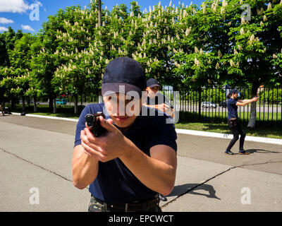 Kiew, Ukraine. 16. Mai 2015. Studenten des Instituts für die Polizei Ausbildung Ukraine auf praktische Übungen. -Ausbildung von künftigen Polizeibeamten, Polizeieinheiten, öffentlichen Sicherheitsfachkräfte, Schulpsychologischer Dienst und der Nationalgarde der Ukraine, unter der Leitung von erfahrenen ukrainischen und amerikanischen Instruktoren. Bildnachweis: Igor Golovnov/Alamy Live-Nachrichten Stockfoto