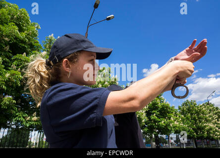 Kiew, Ukraine. 16. Mai 2015. Studenten des Instituts für die Polizei Ausbildung Ukraine auf praktische Übungen. -Ausbildung von künftigen Polizeibeamten, Polizeieinheiten, öffentlichen Sicherheitsfachkräfte, Schulpsychologischer Dienst und der Nationalgarde der Ukraine, unter der Leitung von erfahrenen ukrainischen und amerikanischen Instruktoren. Bildnachweis: Igor Golovnov/Alamy Live-Nachrichten Stockfoto