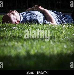 London, UK. 16. Mai 2015. Londoner genießen das warme Wetter in Hyde Park Credit: Guy Corbishley/Alamy Live News Stockfoto