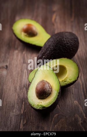 Avocado auf hölzernen Tisch Stockfoto