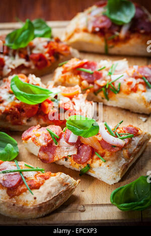 Ziehen Sie auseinander Pizzabrot mit Kräutern und Basilikum Stockfoto