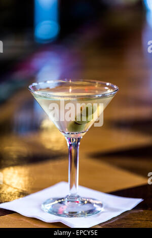 Barkeeper machen Martini mit Oliven im italienischen Restaurant. Stockfoto