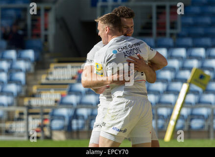 Oxford, UK. 16. Mai 2015. Aviva Premiership Rugby. London Welsh gegen Sarazenen. Chris Ashton ist von Duncan Taylor gratuliert. Bildnachweis: Aktion Plus Sport/Alamy Live-Nachrichten Stockfoto