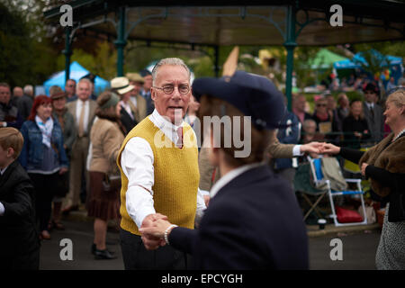 Zwei Leute, die tanzen Swing mit den Händen umklammert Stockfoto
