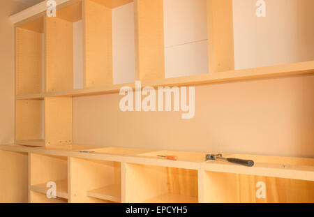 Schrankwand in Wohnungsbau-Projekt im Bau Stockfoto