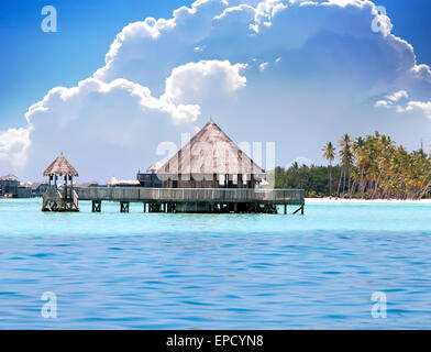 Häuser auf Pfählen am Meer. Malediven. Stockfoto