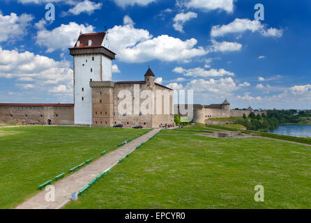 Zwei alte Festungen auf den Parteien aus dem Fluss, der Grenze ist. Narva, Estland und Ivangorod hinter dem Fluss, Russland. Stockfoto