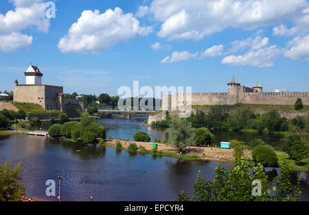 Zwei alte Festungen auf den Parteien aus dem Fluss, der Grenze ist. Narva, Estland und Ivangorod hinter dem Fluss, Russland. Stockfoto