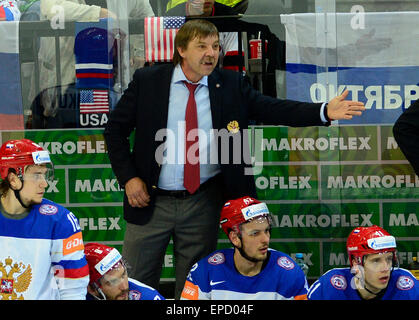 Prag, Tschechische Republik. 16. Mai 2015. Russische Kopf spricht Trainer Oleg Znarok auf seine Spieler während der Eishockey-WM-Halbfinale Spiel USA gegen Russland in Prag, Tschechische Republik, 16. Mai 2015. Bildnachweis: Roman Vondrous/CTK Foto/Alamy Live-Nachrichten Stockfoto