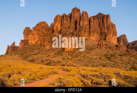 Superstition Mountain von Jakobs Crosscut Trail, Lost Dutchman State Park, Apache Junction, Arizona. Stockfoto